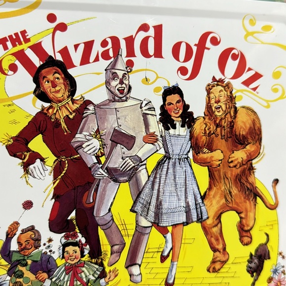 The Wizard of Oz! Lunchbox, DVD, & VHS! Movies are sealed. Excellent condition💫 - Picture 15 of 16